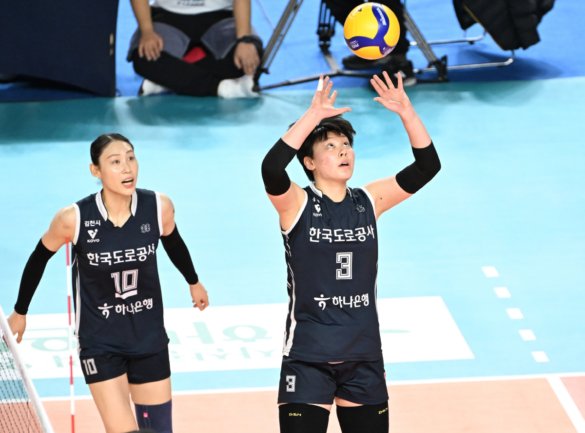 '이소영 리베로 긴급 투입에도…' 천하의 김호철도 망연자실→기업은행 7연…