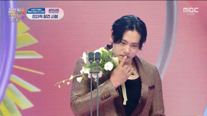 '인기상' 유태오 "지난달 돌아가신 父, 마지막 보신 영상이 '음악일주"…