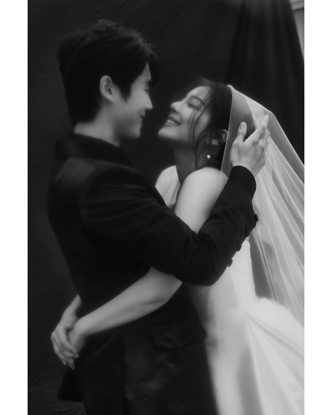 '4월 결혼' 에일리♥최시훈, 예비부부의 달콤한 키스…설렘 폭발 웨딩 화…