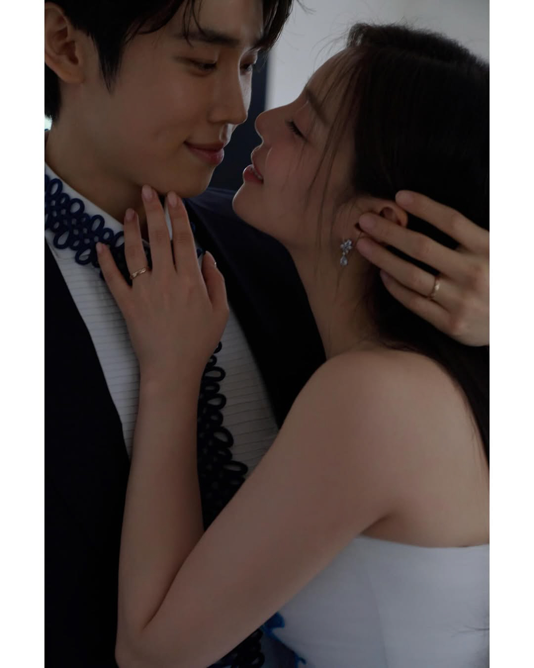 '4월 결혼' 에일리♥최시훈, 예비부부의 달콤한 키스…설렘 폭발 웨딩 화…