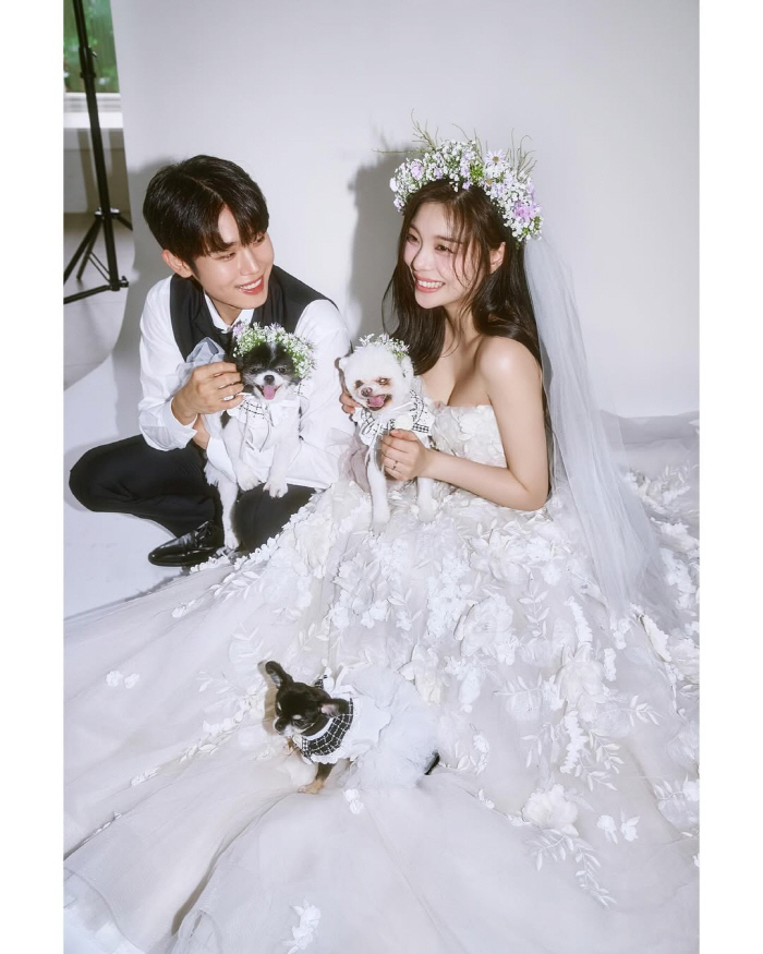 '4월 결혼' 에일리♥최시훈, 예비부부의 달콤한 키스…설렘 폭발 웨딩 화…
