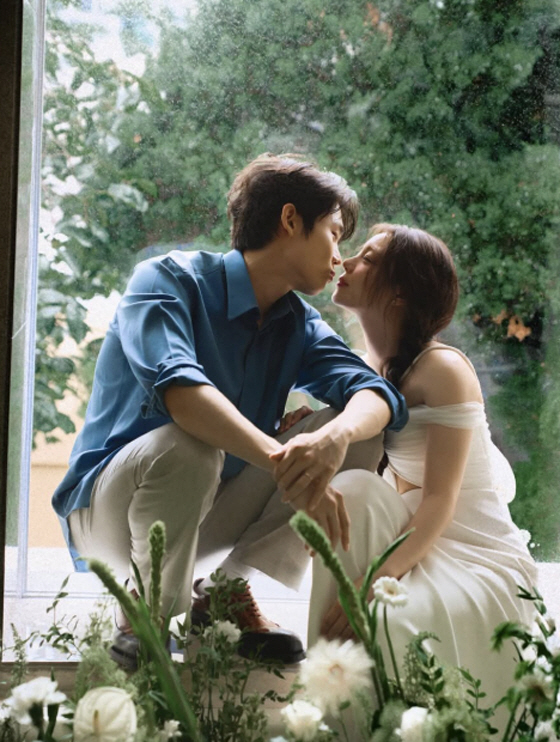 '4월 결혼' 에일리♥최시훈, 예비부부의 달콤한 키스…설렘 폭발 웨딩 화…