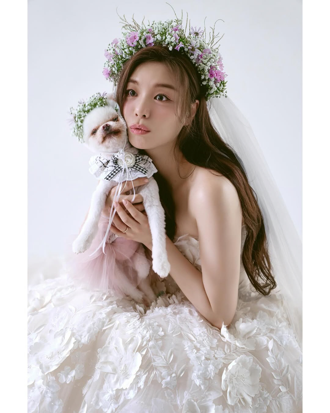 '4월 결혼' 에일리♥최시훈, 예비부부의 달콤한 키스…설렘 폭발 웨딩 화…