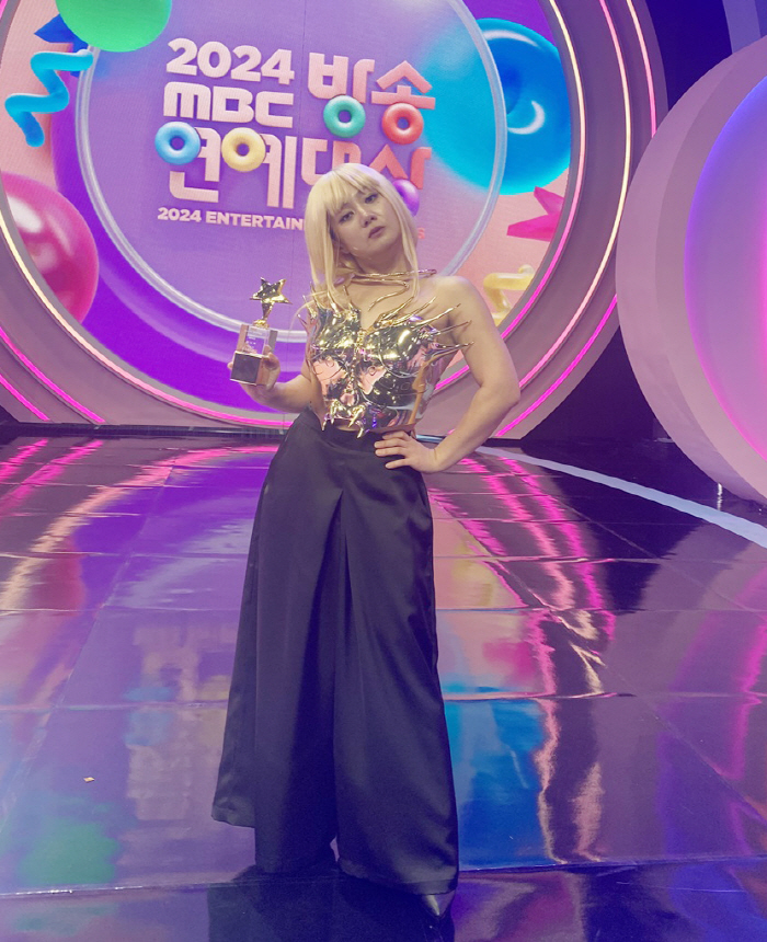 박나래 맞나? 파격 금발+늘씬 드레스 핏...리즈 찍고 '상복'까지 터졌…
