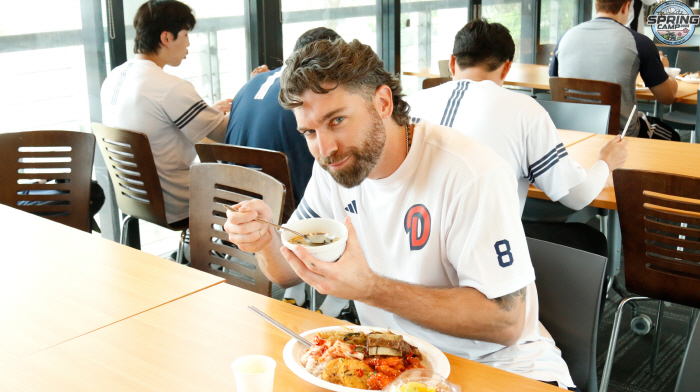 두유노 떡국? '한 살 늙는다' 떡국 괴담에 화들짝 놀란 용병 → "뱉고 싶었지만 맛있어서 남기지 않았다"