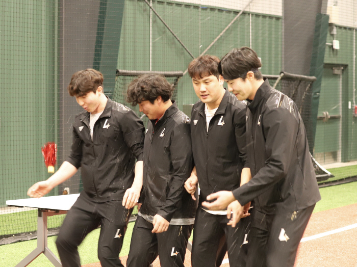 캠프지에서 개최된 오징어게임! 김광현 패자부활 결승 진출 → 현지 구경꾼까지 모였다