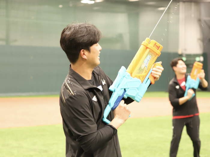 캠프지에서 개최된 오징어게임! 김광현 패자부활 결승 진출 → 현지 구경꾼…