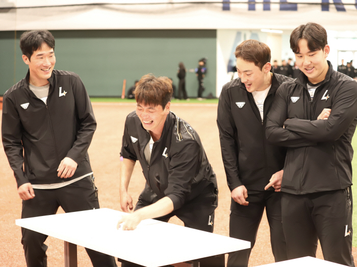 캠프지에서 개최된 오징어게임! 김광현 패자부활 결승 진출 → 현지 구경꾼…