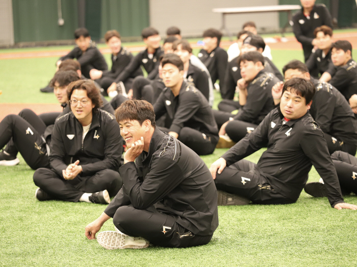 캠프지에서 개최된 오징어게임! 김광현 패자부활 결승 진출 → 현지 구경꾼…
