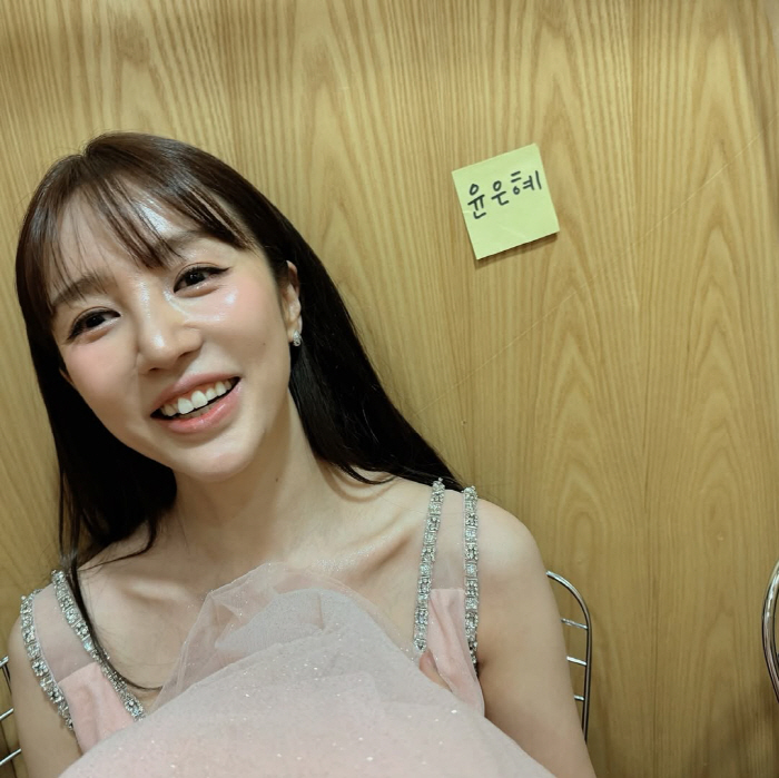 윤은혜, '발은 퉁퉁' 지쳐 뻗었다..."총 10시간 서 있고 새벽 3시…