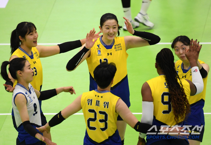 GS칼텍스 범실로 와르르.. 집중력 빛난 현대건설 3-0 셧아웃 승리! 2연패 탈출 [수원 현장리뷰]