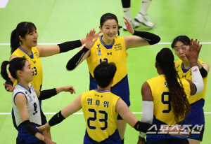 GS칼텍스 범실로 와르르.. 집중력 빛난 현대건설 3-0 셧아웃 승리! 2연패 탈출 [수원 현장리뷰]