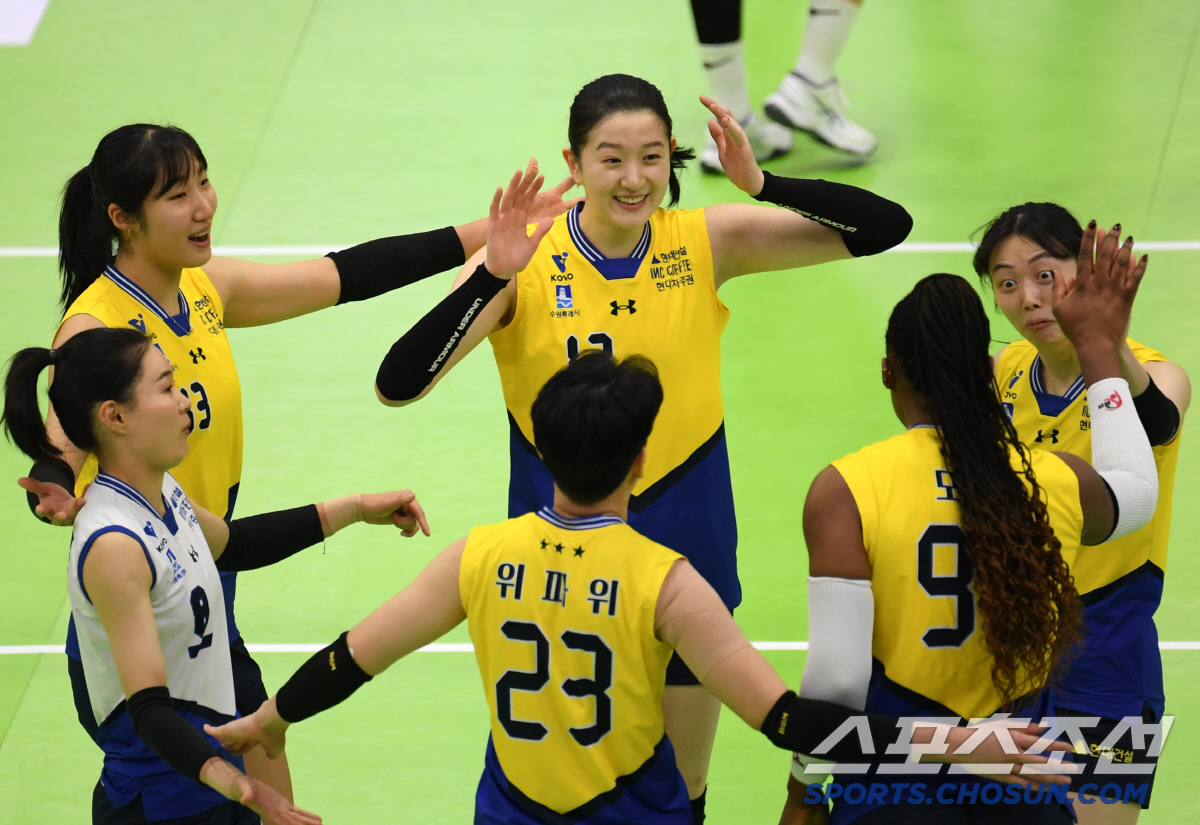GS칼텍스 범실로 와르르.. 집중력 빛난 현대건설 3-0 셧아웃 승리! …