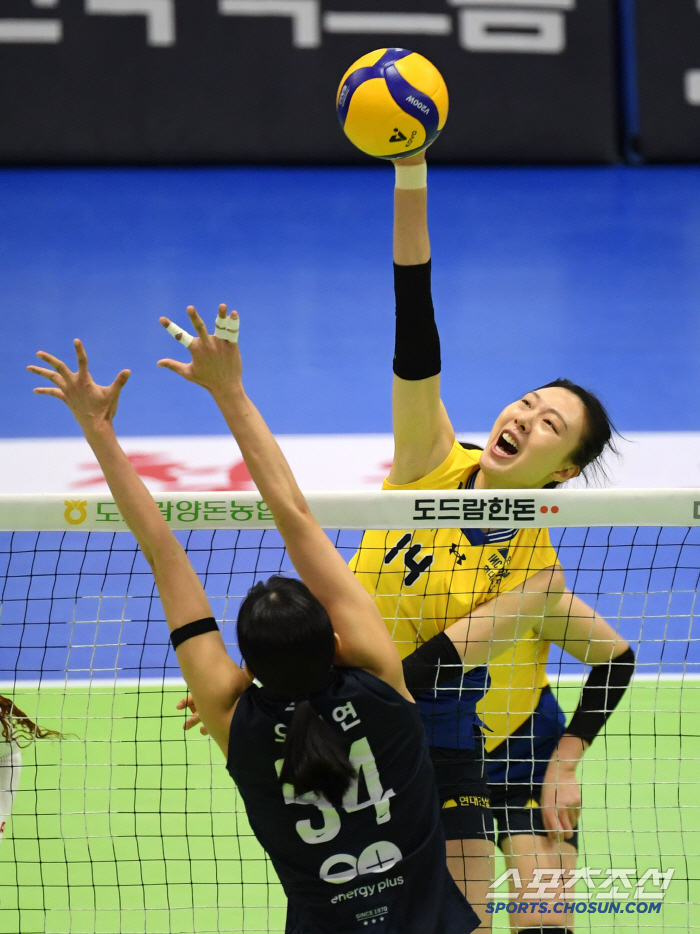 GS칼텍스 범실로 와르르.. 집중력 빛난 현대건설 3-0 셧아웃 승리! …