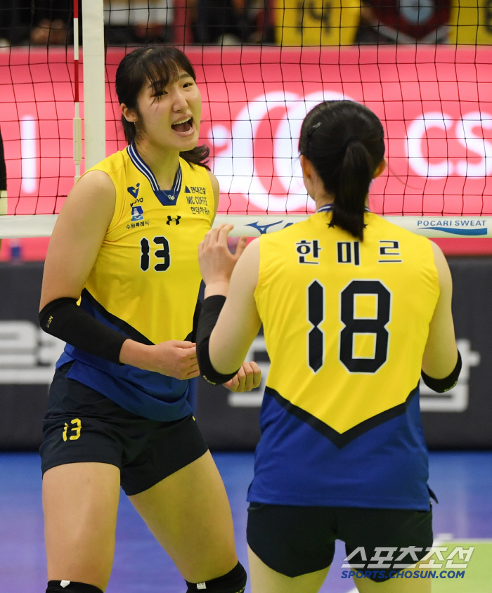 GS칼텍스 범실로 와르르.. 집중력 빛난 현대건설 3-0 셧아웃 승리! …