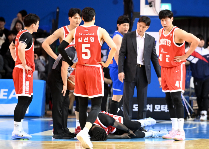 두 번 쓰러졌지만 세 번 일어선 워니, SK에 안긴 설날 선물에 전희철 …