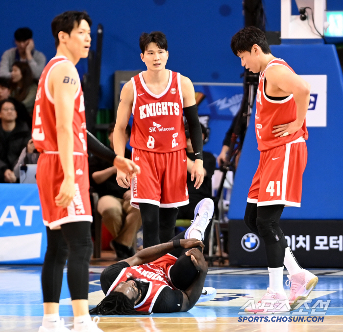 두 번 쓰러졌지만 세 번 일어선 워니, SK에 안긴 설날 선물에 전희철 …
