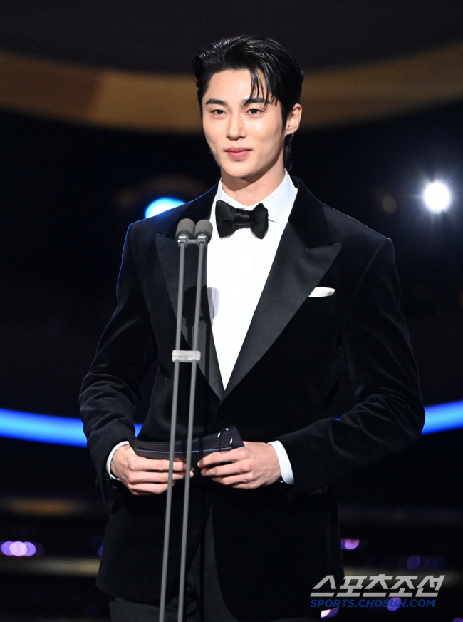 '100억 몸값' 변우석, 라이징★ 브랜드평판 1위..2위 이준혁·3위 …