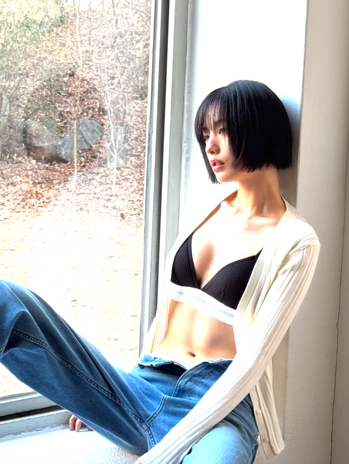 나나, 가슴타투 드러낸 속옷 노출..청바지 단추까지 푸른 아찔 섹시美