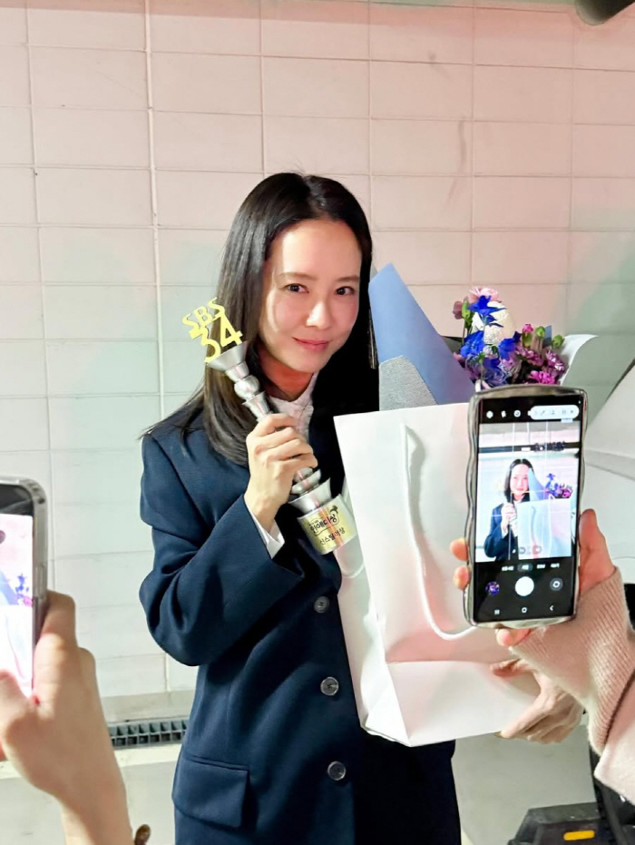 송지효, 다시 쓴 '신스틸러상' 소감 "예상 못해 당황, 올해는 더욱 노…