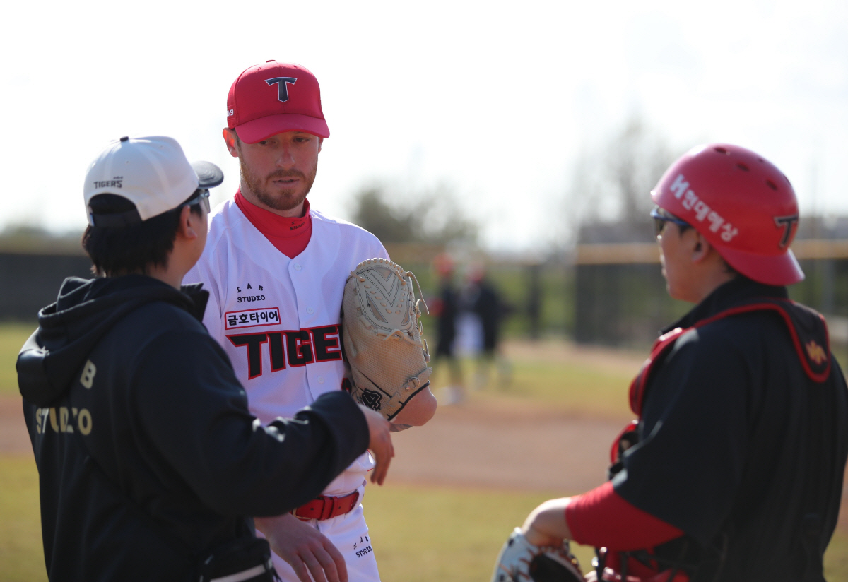 KIA 타이거즈 새 외국인 투수 아담 올러(가운데)가 불펜 피칭을 마치고 대화를 나누고 있다. 사진제공=KIA 타이거즈