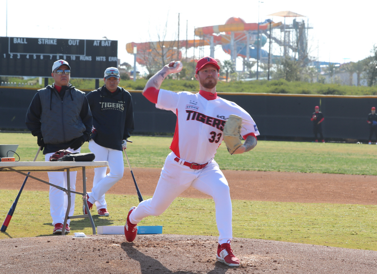 KIA 타이거즈 새 외국인 투수 아담 올러가 첫 불펜 피칭에 나섰다. KIA 이범호 감독(왼쪽)과 김주찬 코치가 올러의 투구를 뒤에서 지켜보고 있다. 사진제공=KIA 타이거즈