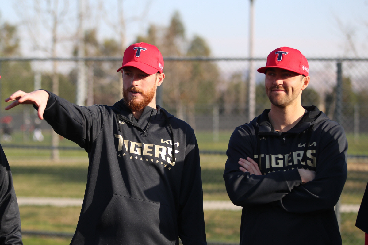 KIA 타이거즈 새 외국인 투수 아담 올러(왼쪽)와 에이스 제임스 네일. 사진제공=KIA 타이거즈