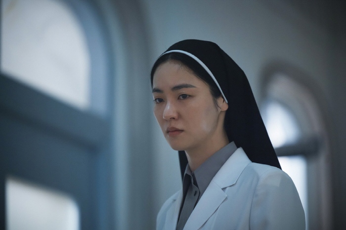 "송혜교도 추천한 이유 있었네"…'검은 수녀들' 전여빈, 얼굴 제대로 갈…