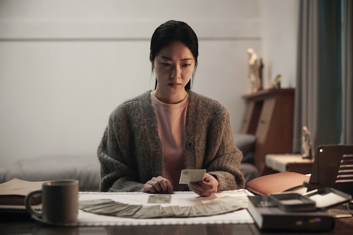 "송혜교도 추천한 이유 있었네"…'검은 수녀들' 전여빈, 얼굴 제대로 갈…