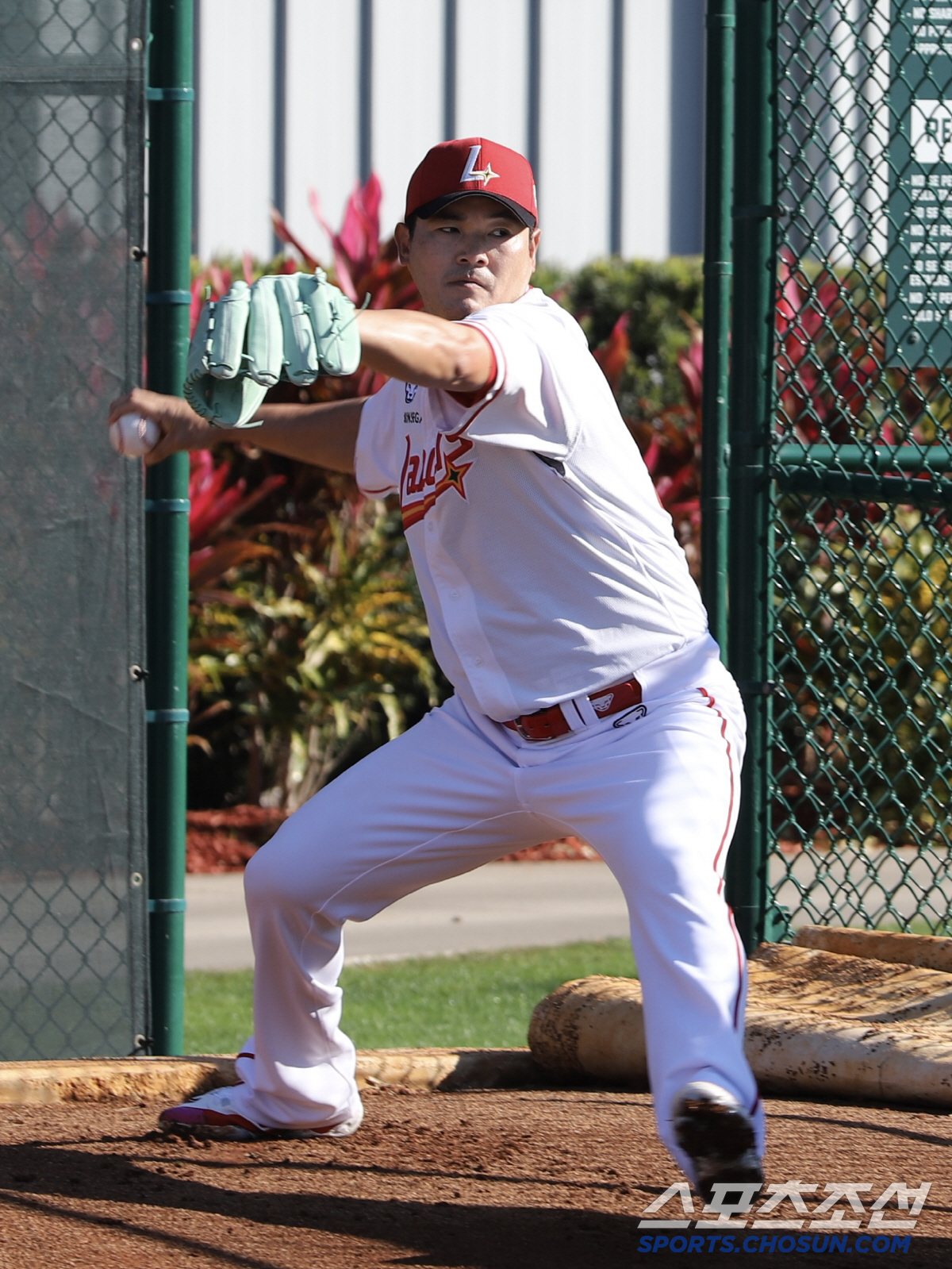 "공이 가장 좋다"…첫 피칭 143㎞! 코치도 감탄했다, '불혹 홀드왕'…