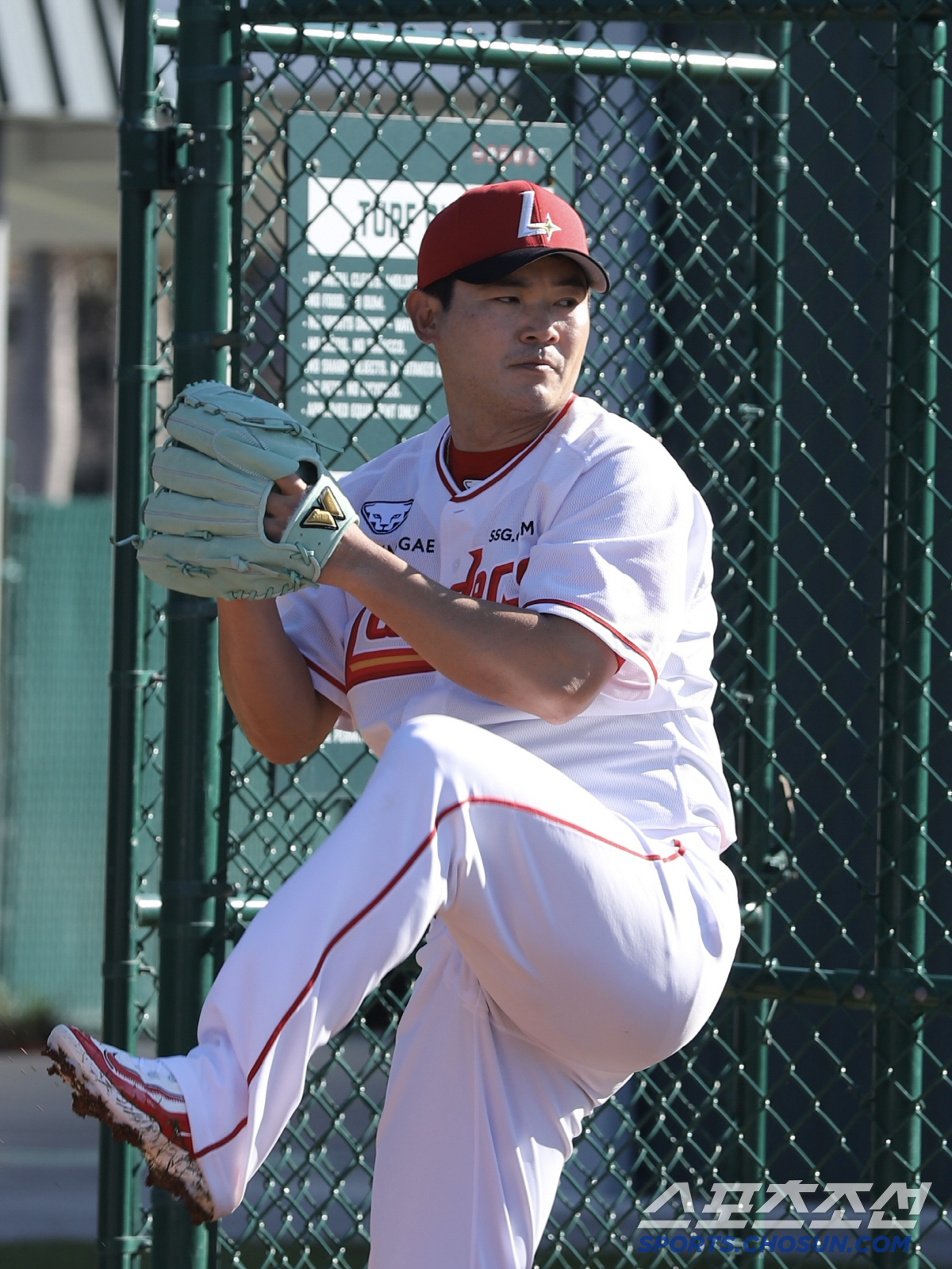 "공이 가장 좋다"…첫 피칭 143㎞! 코치도 감탄했다, '불혹 홀드왕'…