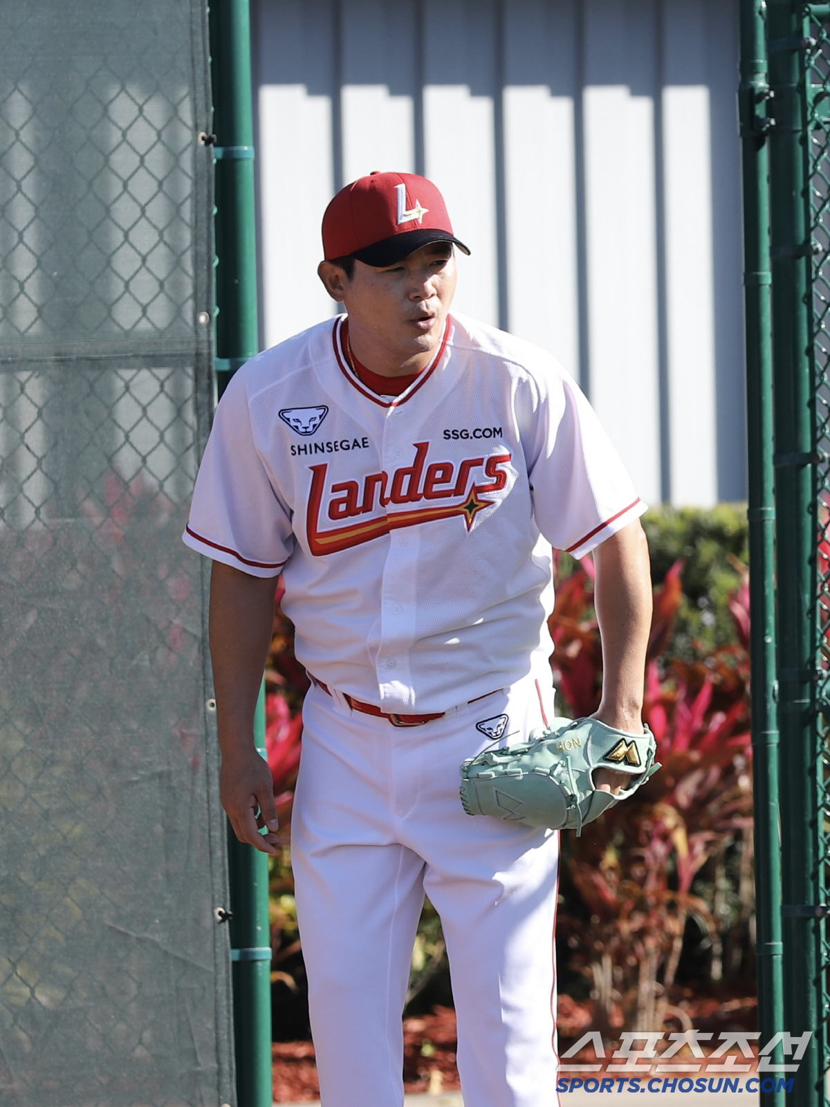 "공이 가장 좋다"…첫 피칭 143㎞! 코치도 감탄했다, '불혹 홀드왕'…