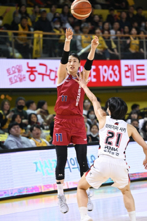 여자농구 KB, BNK 물리치고 공동 4위로…강이슬 28점