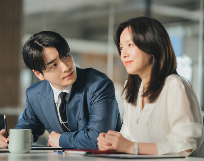 사랑 빠진 이준혁, ♥한지민 얼굴 뚫어지겠네..곽시양에 질투 폭발 (나완…