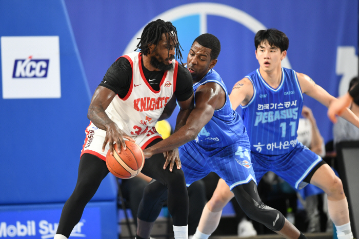'4쿼터에 끝냈다' SK, 가스공사 80-75로 잡고 다시 연승 시동