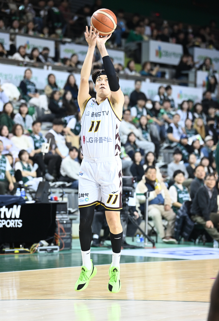 '마레이 더블더블→허일영 결정적 3점슛' 창원 LG, 원주 DB 76-6…