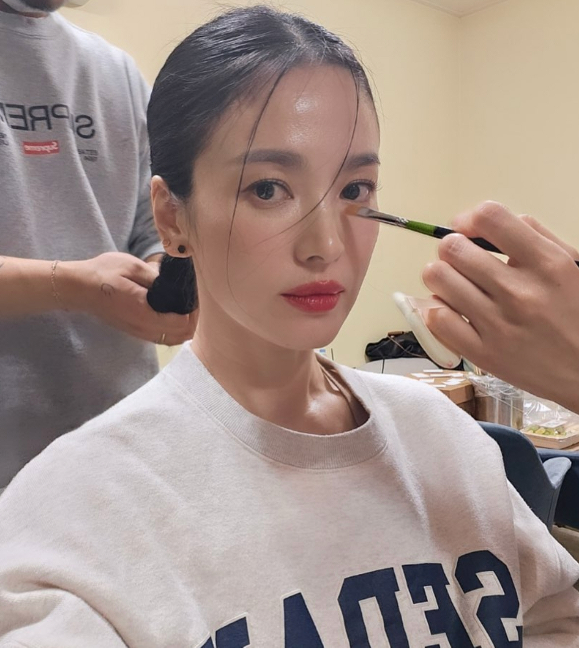 43세 송혜교, 굴욕없는 '얼빡샷'..올백머리+레드립 찰떡 소화