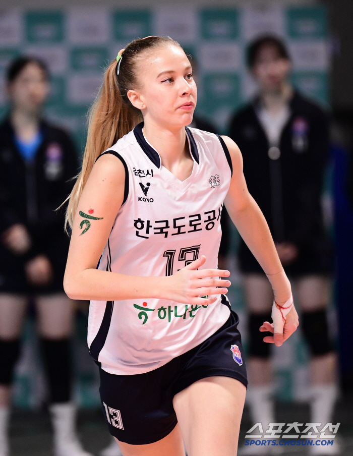 범실 10개 더했는데 어떻게 이기나…사령탑 한숨 푹푹 "범실이 너무 많아…