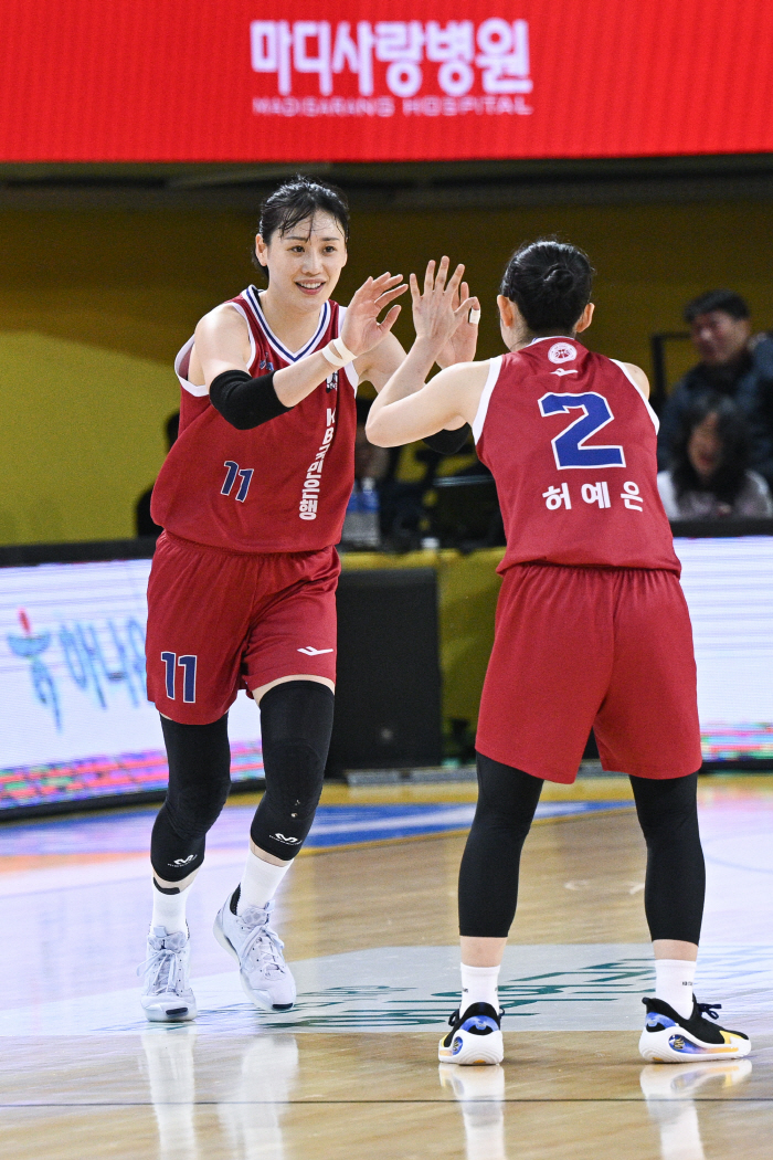 '퀸' 강이슬 28점-13리바운드 폭발…KB, '김소니아 30점' BNK…