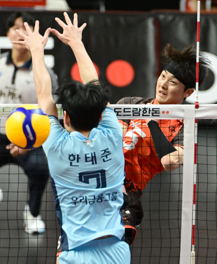 창단 최다연패 수모 면했다! 드디어 웃은 OK저축은행, 우리카드 3-1 …