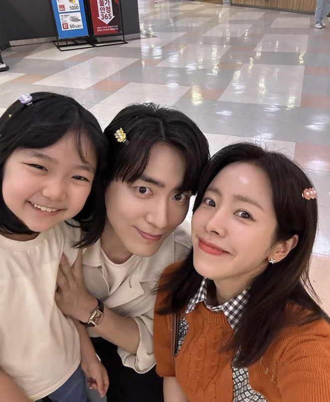 가족사진인 줄..한지민♥이준혁, 딸까지 합류! 과몰입 부른 셀카