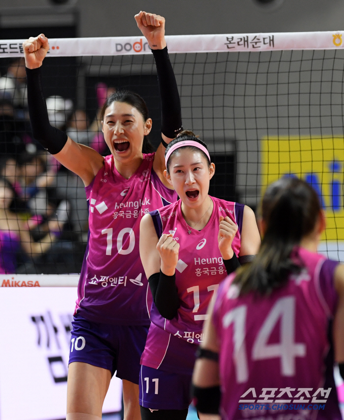 '동료 범실도 쿨하게' 배구여제 김연경 배포에 감동...1분 사이 천국과…