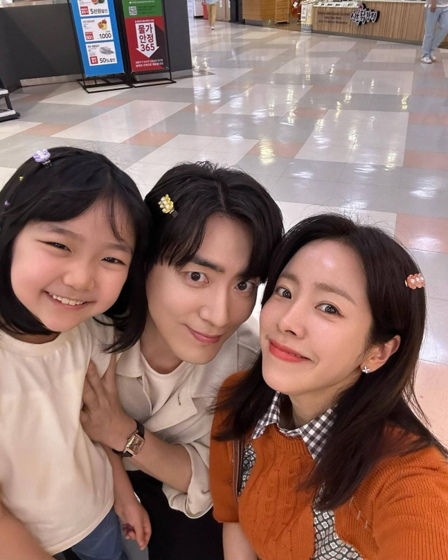 [SCin스타] 한지민, 이준혁과 초밀착 투샷…"힘찬 한 주 보내세요"