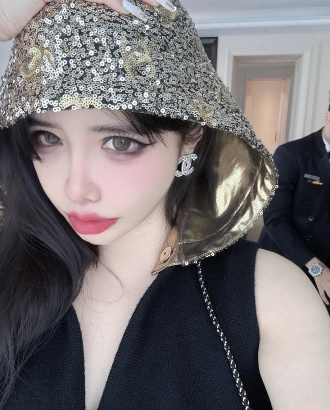 [SCin스타] 박봄, '11kg 감량' 하더니 자존감도 올라갔나..V라…