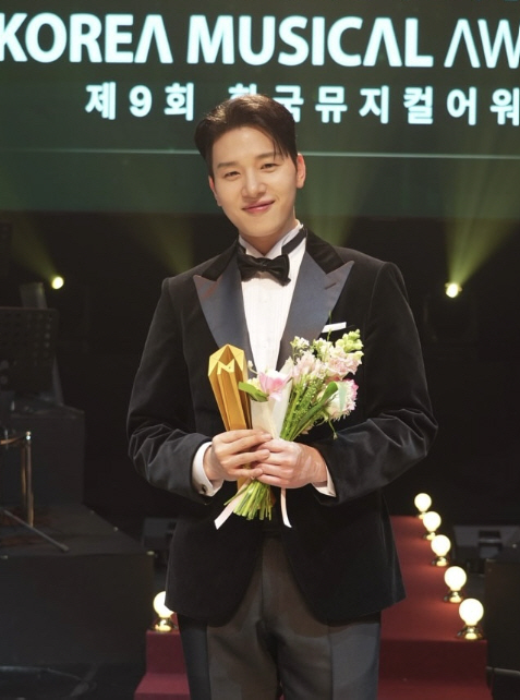 걸그룹 성희롱 투표, 배우 김민석 아닌 멜로망스 김민석 "잘못눌러 바로 …