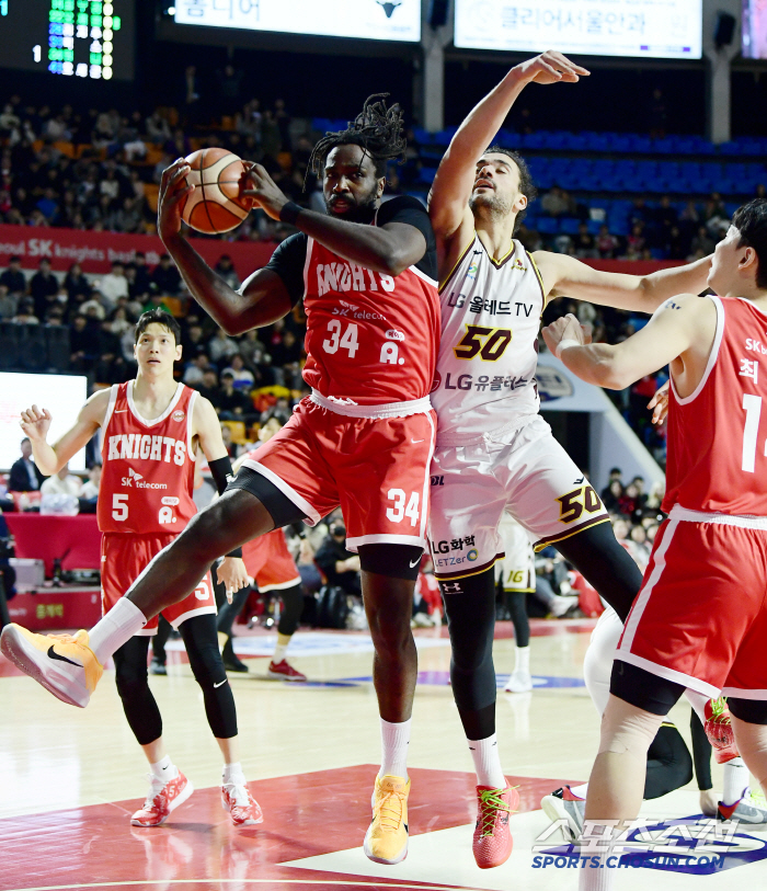 '전희철 감독 분노 폭발 테크니컬 파울' 서울 SK, 창원 LG 78-7…