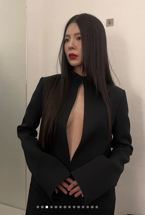 또 벗은 장재인 '옆가슴 공개' 파격 누드룩.."우리팀 최고 작업물"