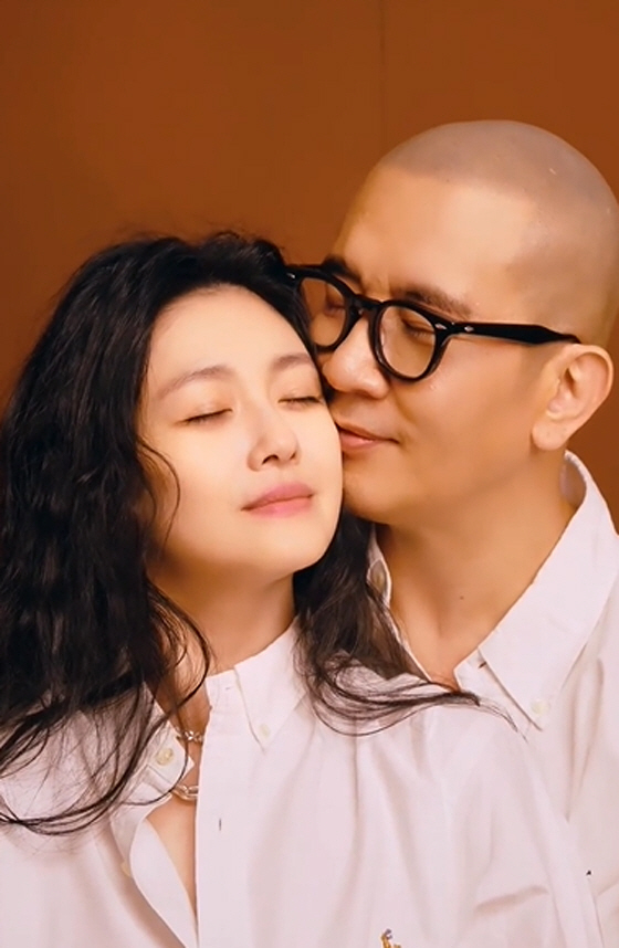 "♥故서희원에 키스로 작별 인사" 구준엽, 눈물 속 아내 마지막 지켰다 …