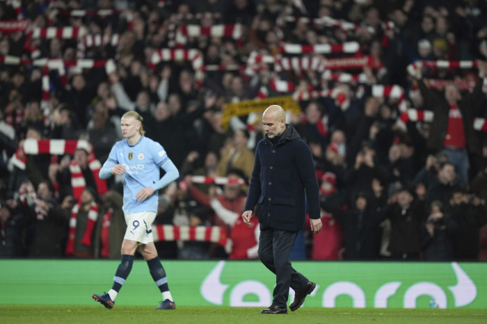 EPL 우승 배지 가리키며 "너 이거 좋아하잖아"…아스널DF 자극한 'M…