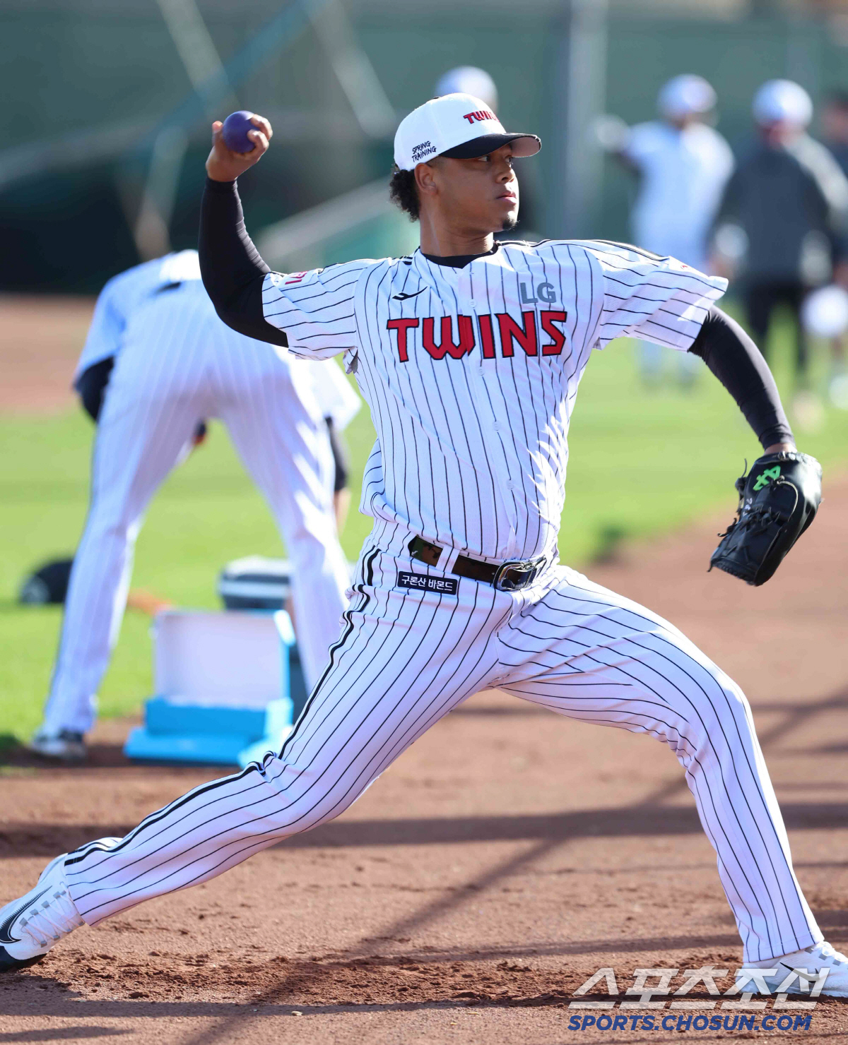 최고 152km인데 벌써 147km까지 쏘다니... 투혼의 '엘동원' 성…